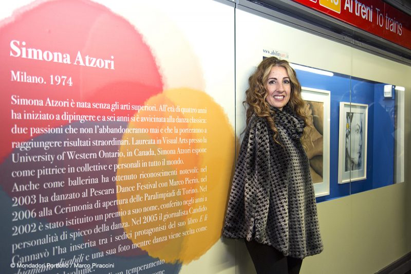 AbilityArt - Simona Atzori, famosa ballerina e artista AbilityArt, davanti alle sue opere in esposizione