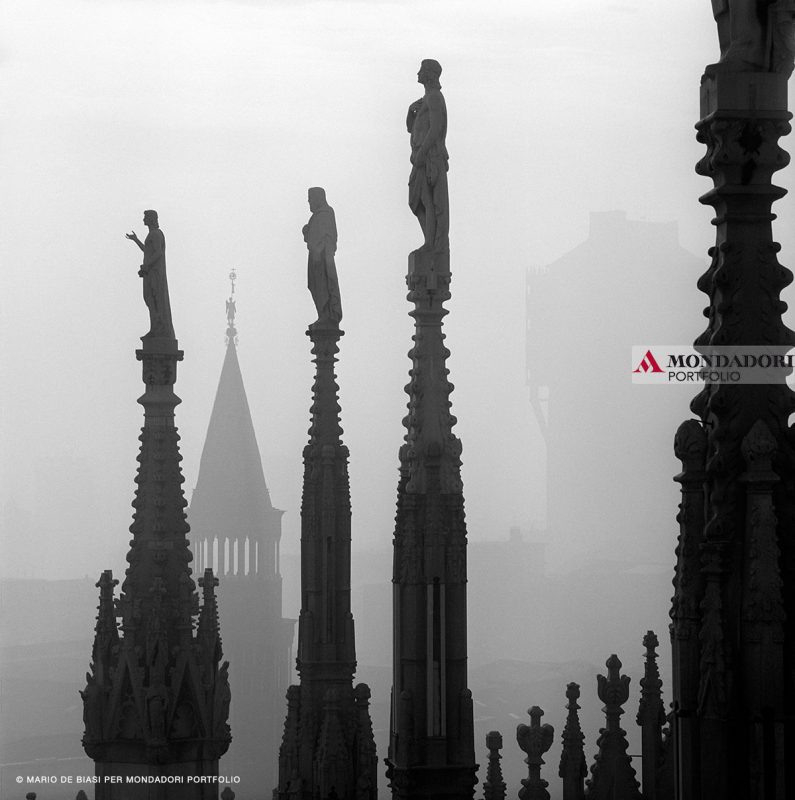 Autunno - Le guglie e i pinnacoli del Duomo di Milano avvolti nella nebbia autunnale