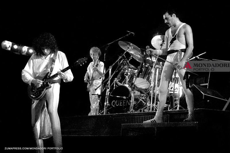 Queen - Brian May, John Deacon e Freddie Mercury in un concerto del 1984 