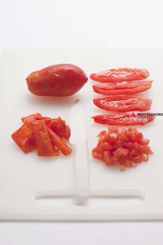 food - Il pomodoro è il principe della cucina estiva, la forma e il colore ricordano il sole, e il gusto fresco batte la migliore delle granite