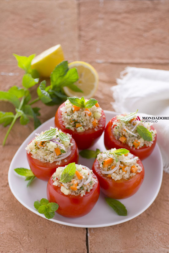 food - Come conciliare freschezza a sazietà? preparando dei gustosi pomodori riempiti di quinoa, uno dei super food per eccellenza, e gusto, freschezza e soddisfazione sono assicurati
