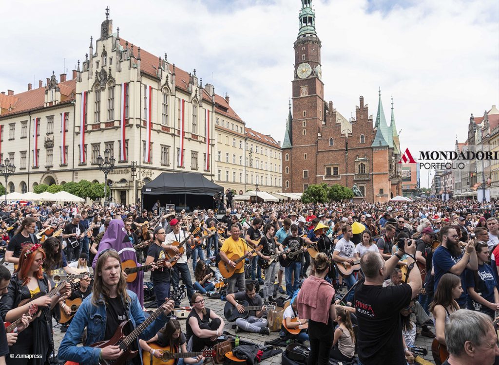 Breslavia (Wroclaw), Poland - Guitar Guinness World Record. Allo stesso tempo, 7411 chitarristi hanno suonato la canzone Hey Jo di Jimi Hendrix