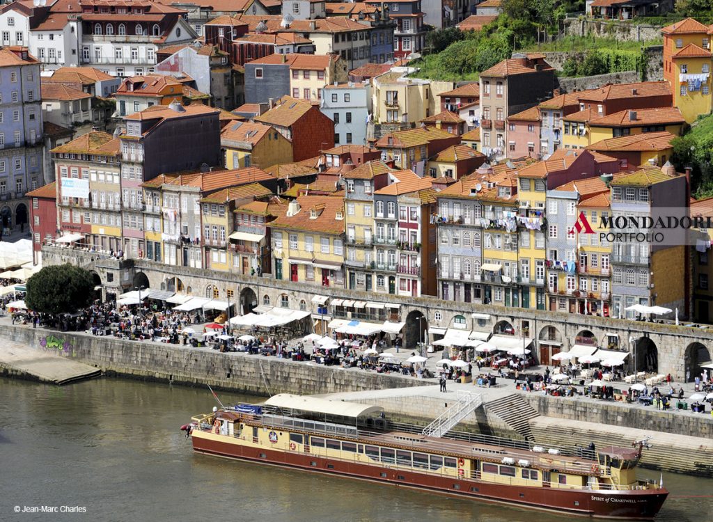 Cais da Ribeira, quartiere storico di Ribeira, lungo il fiume Douro, Oporto, Portogallo.