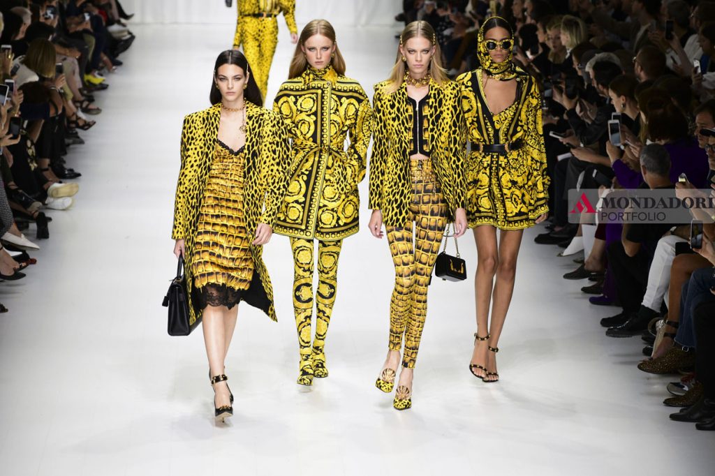 Versace - Alle ultime sfilate l'oro abbonda rendendo i capi Versace immediatamente identificabili