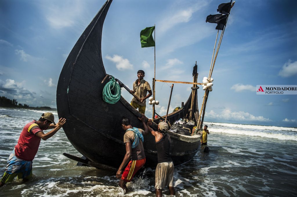 reportage - I pescatori ad ovest degli insediamenti di rifugiati di Cox's Bazar si preparano per andare a pescare. Barche simili a queste erano usate per traghettare i Rohingya in Bangladesh durante l'esodo dei rifugiati