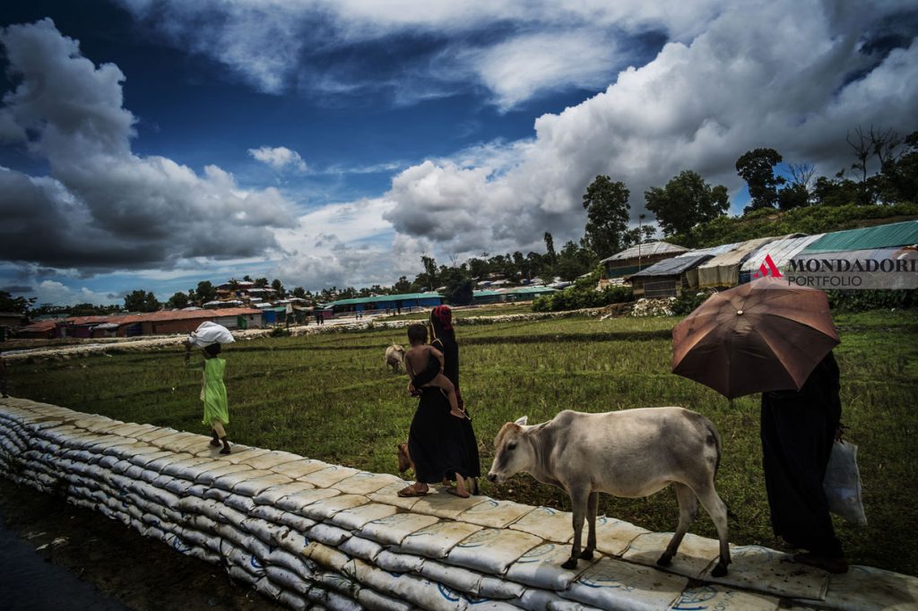 reportage - A Balukhali è stato creato un percorso fatto di sacchi di sabbia per i residenti in previsione delle forti piogge del monsone. Nei campi di Rohingya a sud di Cox's Bazar, i preparativi vengono fatti in previsione delle forti piogge della stagione dei monsoni.