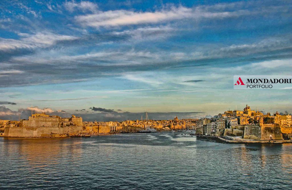 La Valletta al tramonto. Fu fondata nel 1566 dai Cavalieri Ospitalieri, che le diedero il nome del loro gran maestro Jean de la Valette. Dal 1980 fa parte dei Patrimoni dell'umanità protetti dall'Unesco