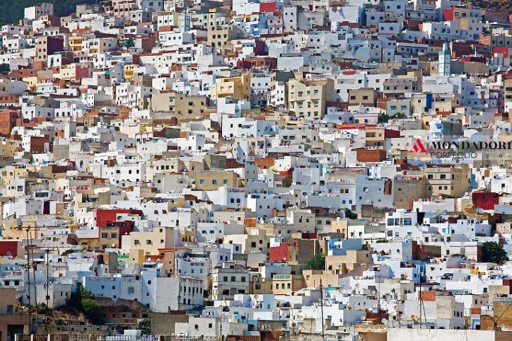 Mediterraneo - La Medina di Tetuan, città marocchina tutelata dall'Unesco da 1997, si situa tra le pendici del Rif e il mar Mediterraneo. Fu fondata tra il 1305 e il 1307 dal sultano merinide Abu Thabit 'Amir