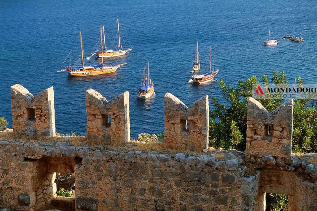 Kaleköy, l'antica Simena, è un sito archeologico dell'antica civiltà licia. Sui fondali dell’isoletta di Kekova c’è un’incredibile città sommersa, fondamenta e rovine bizantine in gran parte coperte dall’acqua