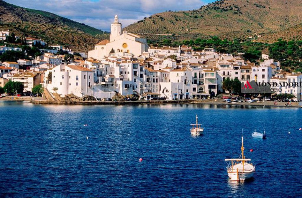 Cadaques, sulla Costa Brava, nasce come antico castello dei Franchi, nel 907. Nel 1543 fu saccheggiata dal leggendario pirata Barbarossa.