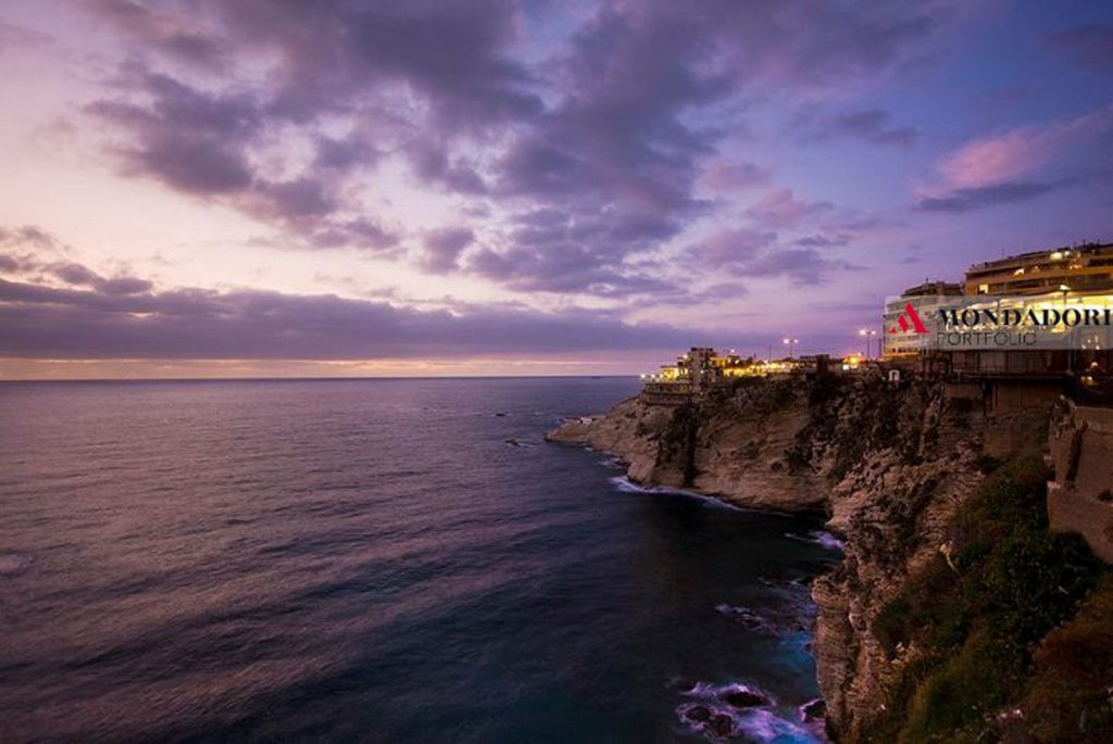 Mediterraneo - Il lungomare di Beirut, la capitale del Libano. Nell'antichità il Libano fu la sede della civiltà dei Fenici, sebbene i primi insediamenti siano datati al 7000 aC