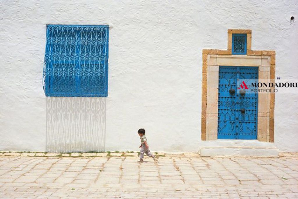 Sidi Bou Said, la bellissima cittadina bianca e blu nel nord della Tunisia, a mezz'ora da Tunisi e affacciata sul Mar Mediterraneo, prende il nome da una figura religiosa Musulmana che visse in questa città, Abou Said ibn Khalef ibn Yahia Ettamini el Beji.