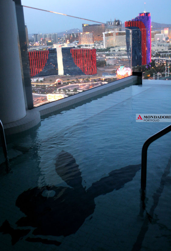 Se volete sentirvi Hugh Hefner per una vacanza andate alla Playboy suite al Palm Resort di Las Vegas, dove tutto è a tema coniglietto, compresa la magnifica piscina che si affaccia sulla strip