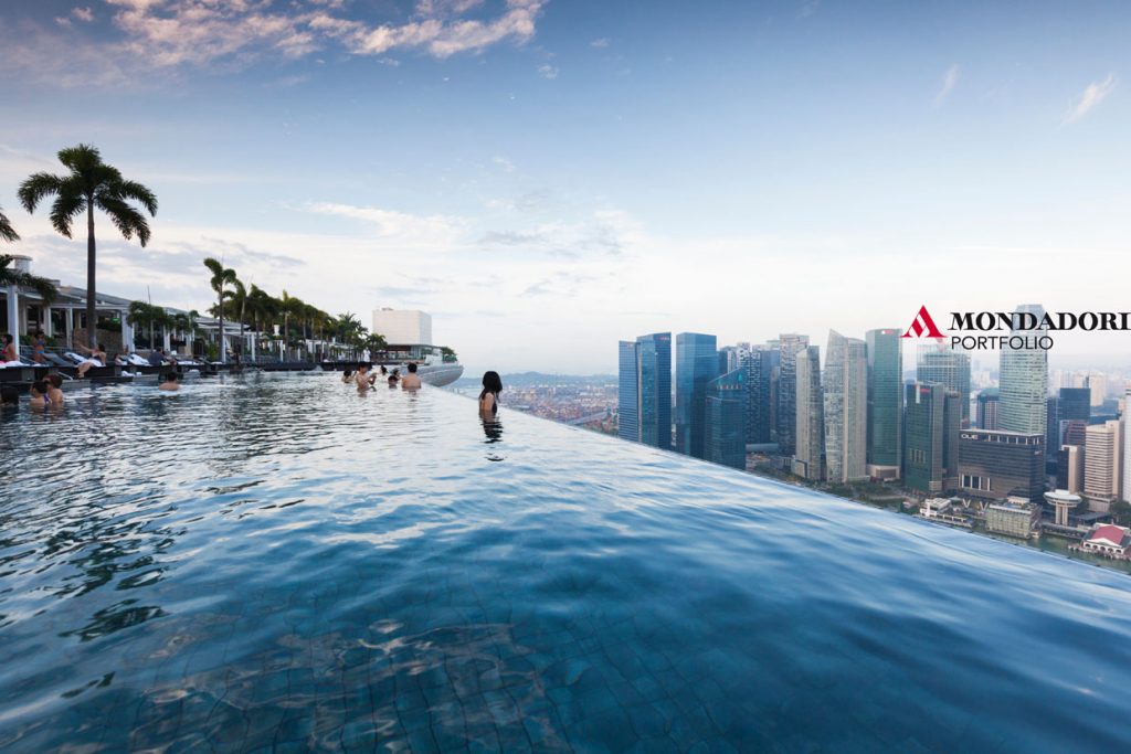 Se volete stare languidamente a mollo in una delle città più frenetiche al mondo andate al Marina Bay Sands Hotel, a Singapore, la cui piscina si trova sul tetto dell'albergo, davanti allo skyline della città
