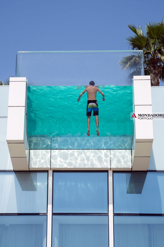 La piscina trasparente a strapiombo dell'InterContinental a Dubai non è adatta per chi soffre di vertigini. Se invece siete a caccia di emozioni vale la pena buttarsi nel vuoto!