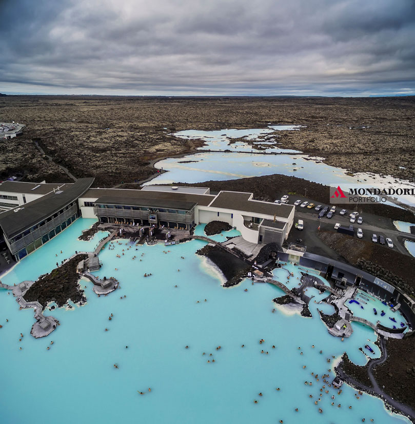 Una delle più famose piscine del mondo è la Blue Lagoon in Islanda, un'area geotermale con centro benessere che rappresenta una delle attrazioni turistiche più visitate dell'Islanda.