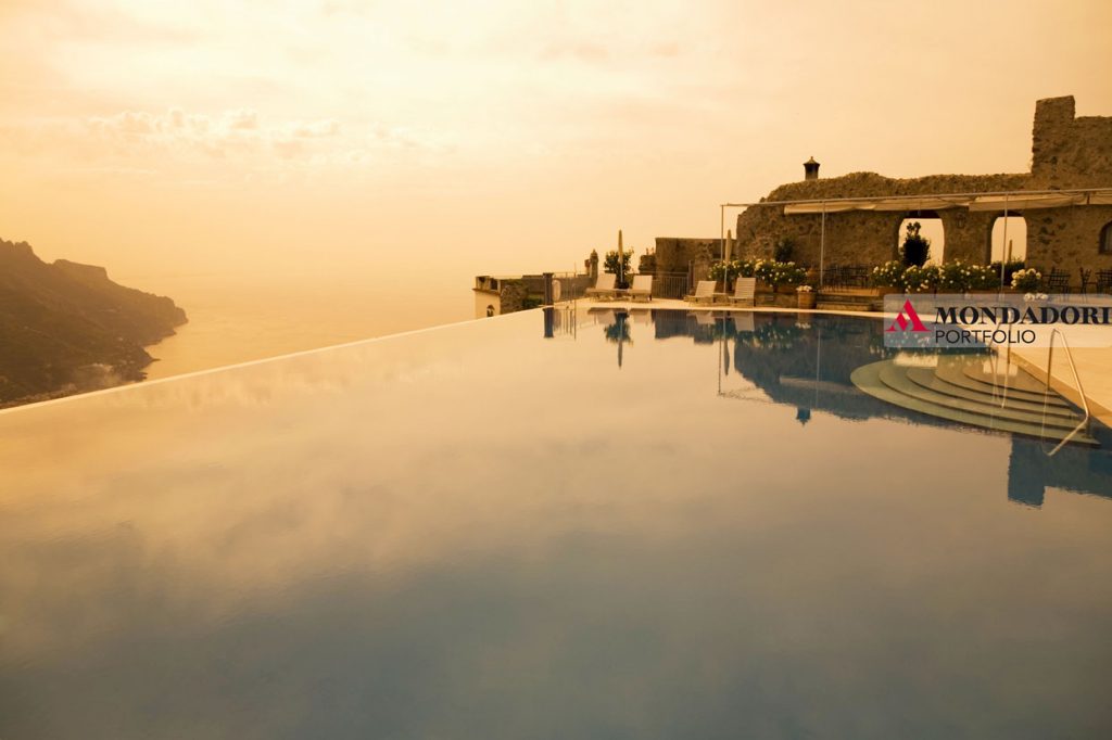 L'hotel Caruso di Ravello coniuga il paesaggio suggestivo della costiera amalfitana e una piscina tra le migliori d'Italia