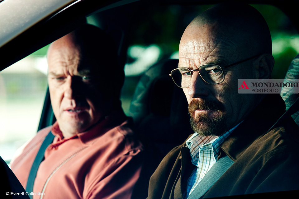 Una scena della serie Breaking Bad con Walter White e il cognato Hank Schrader, agente della DEA.