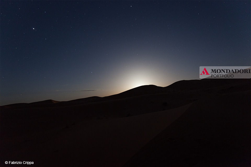 Tramonto della luna nel Deserto del Sahara