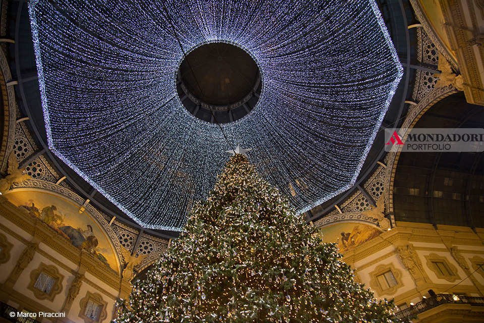 A Milano oltre al classico albero davanti al Duomo, ogni anno Swarovski addobba un albero di Natale alternativo nella Galleria Vittorio Emanuele II.