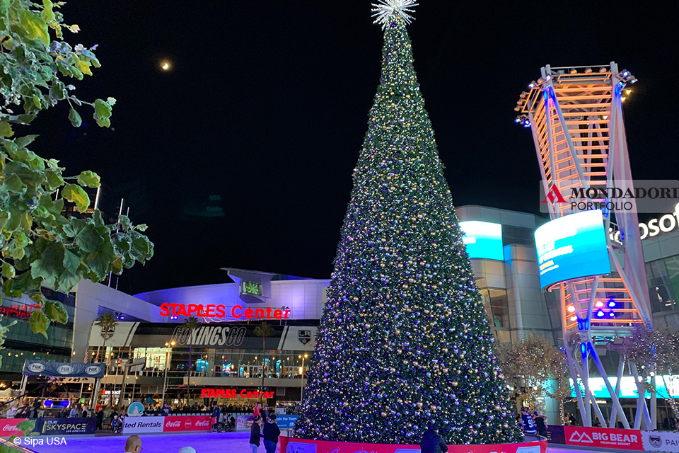 Quando fare l'albero? A Los Angeles l'albero di Natale si trova all'esterno dello Staples Center, dentro la pista di pattinaggio. 