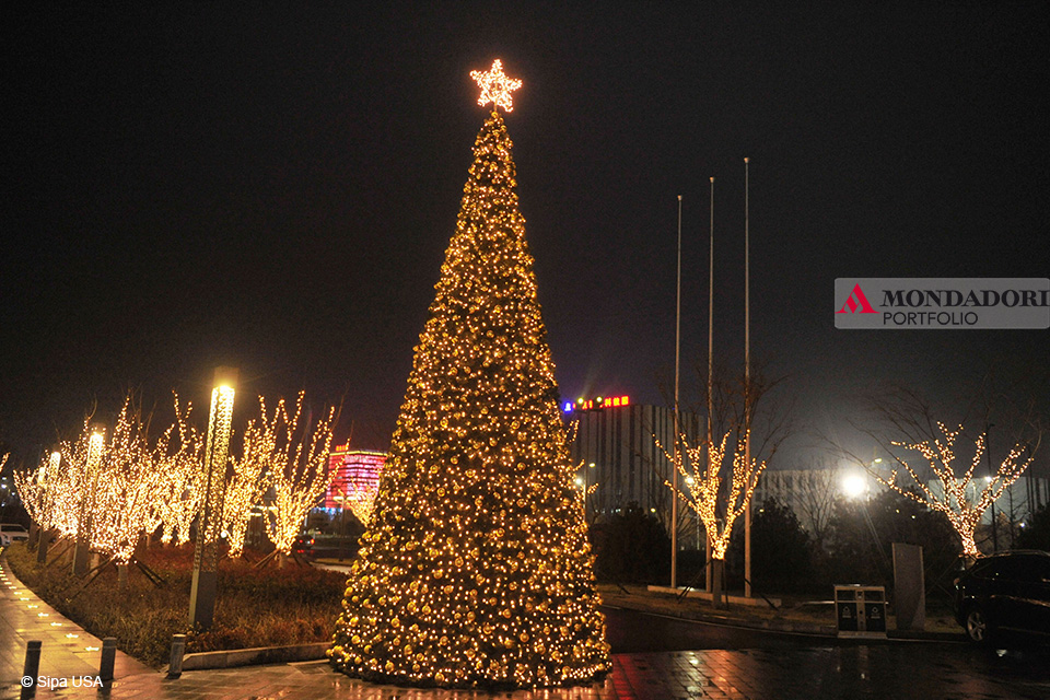 Quando fare l'albero? Anche in Cina l'atmosfera natalizia si fa sentire. Questo è l'albero di Qingdao, nell'est del Paese. 