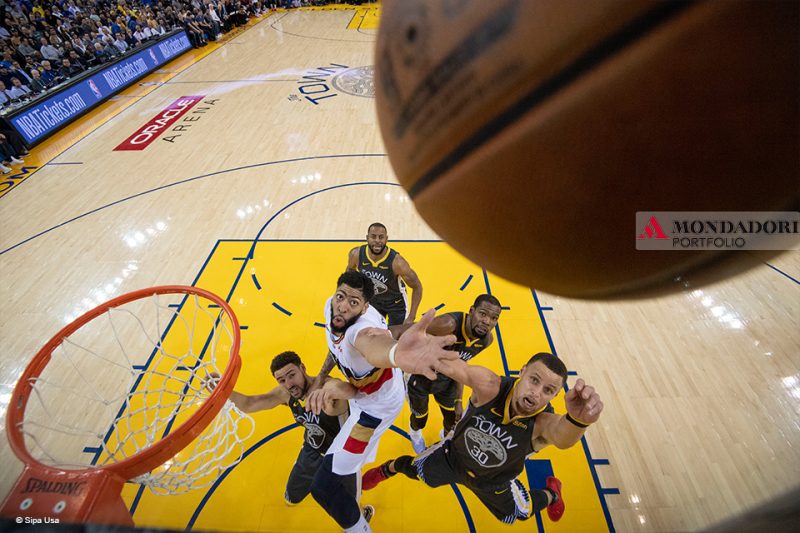 Anthony Davis dei New Orleans Pelicans combatte per un rimbalzo contro la guardia dei Golden State Warriors Klay Thompson e Stephen Curry all'Oracle Arena. 
