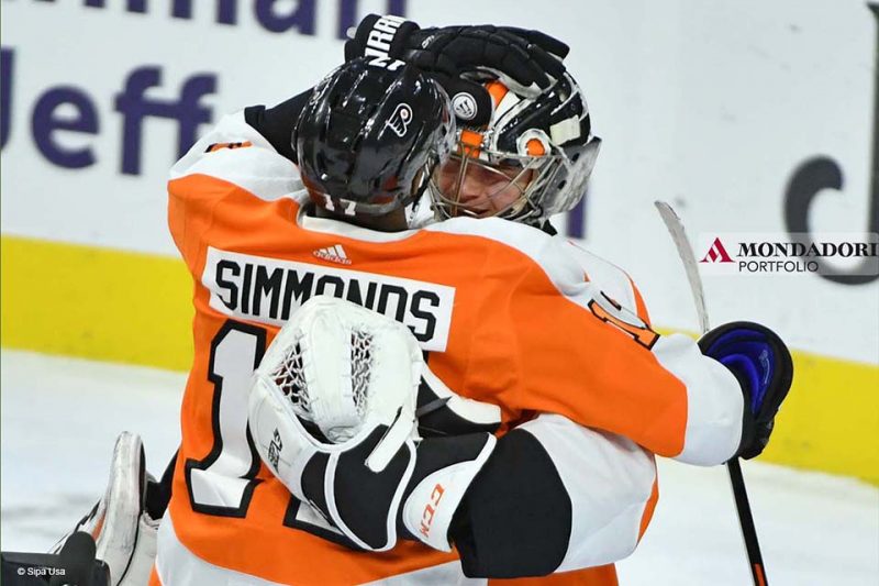 Sport della settimana - L'ala destra ayne Simmonds e il portiere Goet Carter Hart, dei Philadelphia Flyers festeggiano la vittoria contro i Minnesota Wild  al Wells Fargo Center.