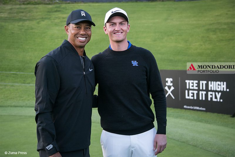 Brentwood, California, Stati Uniti d'America - Tiger Woods con il vincitore del Collegiate Showcase Lukas Euler al Riviera Country Club.