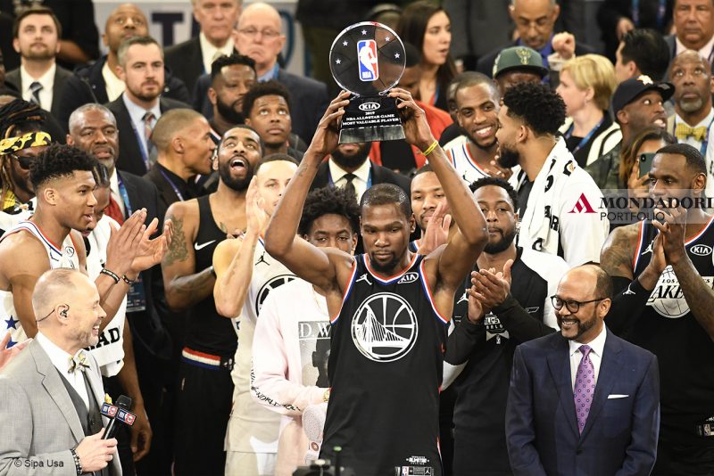 Quest’anno l’All Star Weekend dell’NBA si è tenuto allo Spectrum Center di Charlotte, North Carolina. Il Team Lebron ha sconfitto il Team Giannis per 178 a 164. MVP dell’All Star Game Kevin Durant.  