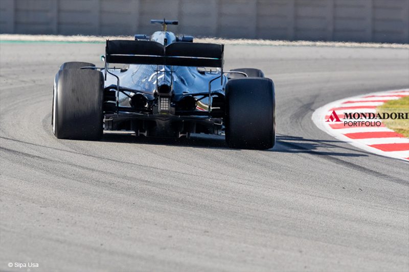 Valtteri Bottas della Mercedes in azione durante la sessione pomeridiana del primo giorno di test di F1 sul circuito di Montmelo.