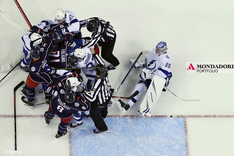 Lo sport della settimana: Una mischia durante l partita di NHL tra Columbus Blue Jackets e Tampa Bay Lightning.