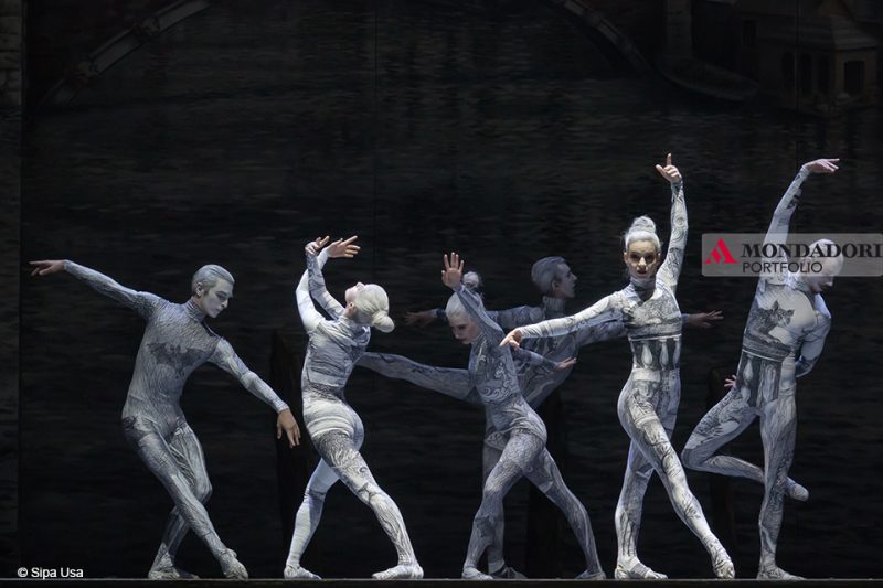I membri del Balletto nazionale ungherese e dell'Opera di Stato ungherese eseguono il loro brano "La Gioconda" di Amilcare Ponchielli durante una prova generale a Budapest.