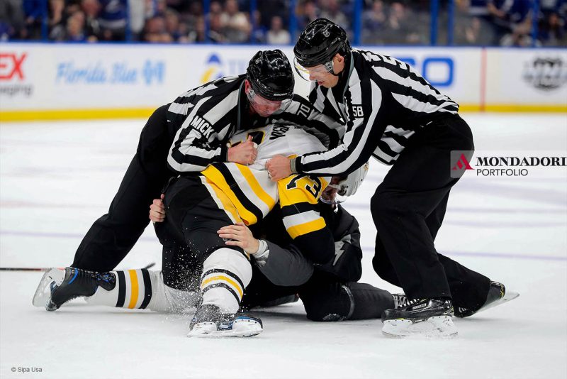 Gli arbitri devono intervenire per sedare la rissa tra Jack Johnson e Alex Killorn nella partita di NHL tra i Pittsburgh Penguins e i Tampa Bay Lightning. 