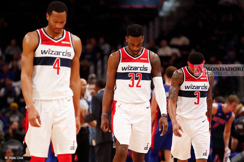 NBA: Wesley Johnson, Jeff Green e Bradley Beal abbassano lo sguardo nel quarto periodo della partita contro i Detroit Pistons. Chiara metafora della stagione disastrosa dei Washington Wizards. 