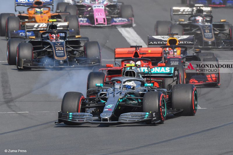 Valtteri Bottas del team Mercedes è il più veloce fuori dalla griglia e terminerà il Gran Premio di Australia al primo posto. 