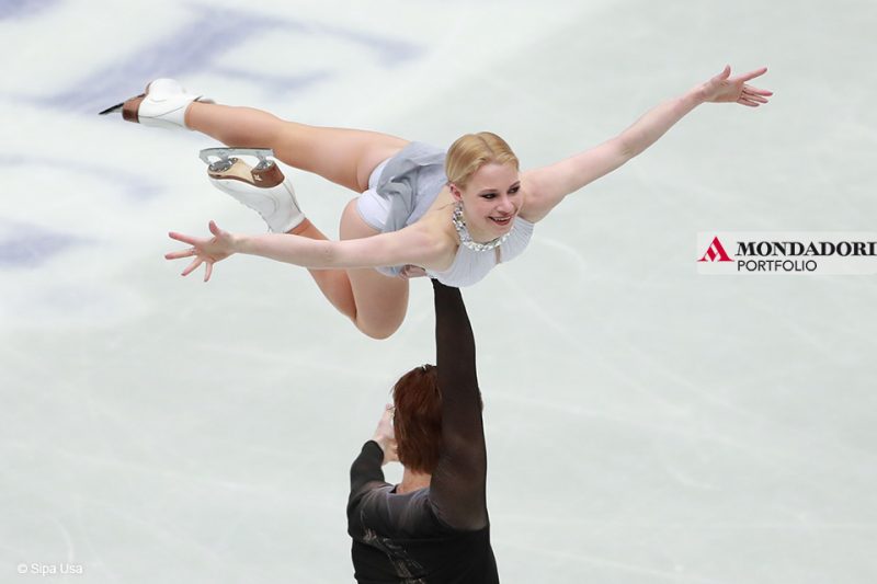 I russi Evgenia Tarasova e Vladimir Morozov si esibiscono durante i campionati ISU World Figure Skating 2019 alla Saitama Super Arena di Saitama, in Giappone.