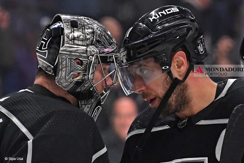 Anze Kopitar dei Los Angeles Kings si congratula con il portiere Jonathan Quick  dopo la partita contro i San Jose Sharks allo Staples Center.