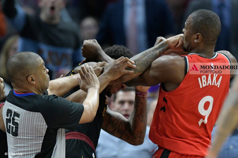 L'arbitro NBA Tony Brothers cerca di interrompere uno scontro tra Marquese Chriss dei Cleveland Cavaliers e il giocatore dei Toronto Raptors Serge Ibaka nel terzo quarto alla Quicken Loans Arena.