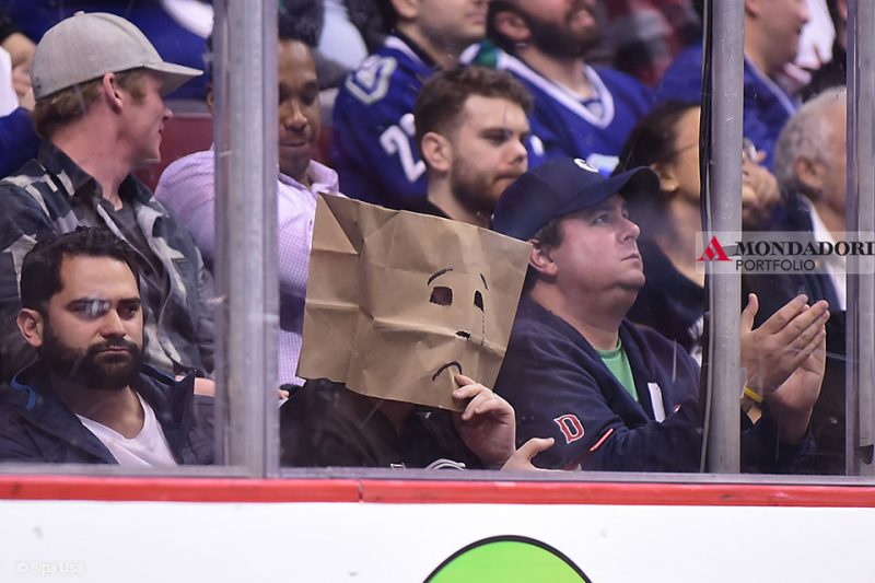 Dorothea Wierer - Un fan degli Ottawa Senators osserva con un sacco di carta in testa il secondo periodo di gioco contro i Vancouver Canucks alla Rogers Arena.