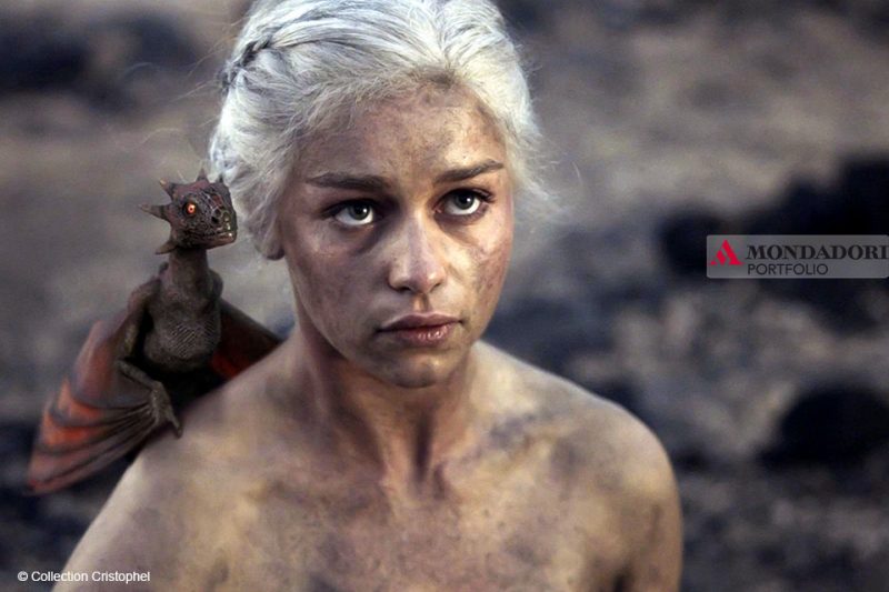 Daenerys Targaryen è un'altra pretendente al Trono di Spade, fa parte della famiglia Targaryen ed è la "madre dei draghi".