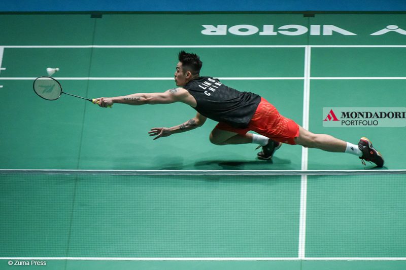 Il cinese Lin Dan durante la partita di singolare maschile del primo turno della Malesia Open contro Chou Tien Chen, a Kuala Lumpur, Malesia