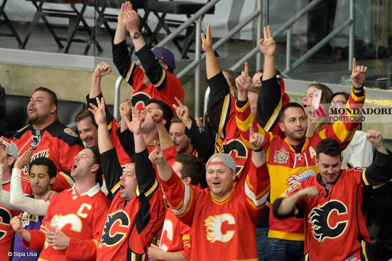 Bastianelli - I fan dei Calgary Flames festeggiano una vittoria per 7-2 sui Los Angeles Kings allo Staples Center.