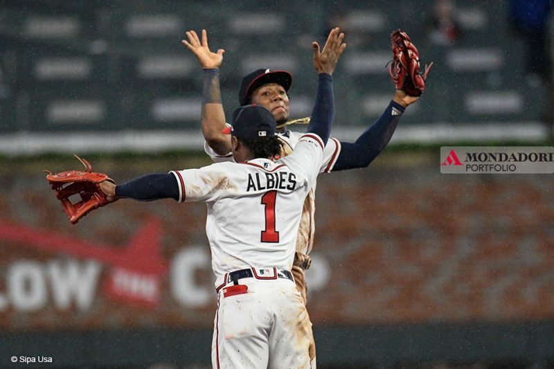 Ronald Acuna Jr. e Ozzie Albies degli Atlanta Braves festeggiano dopo la vittoria sui Chicago Cubs.