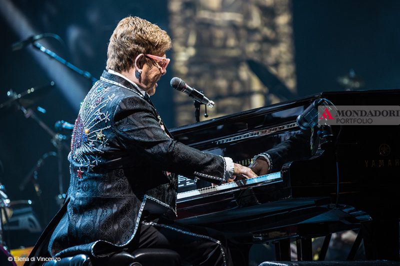 Sir Elton John si è esibito all'Arena di Verona il 29 e 30 maggio con il suo "Farewell Yellow Brick Road". Chi ha perso questo due date potrà rimediare il 7 luglio a Lucca. 