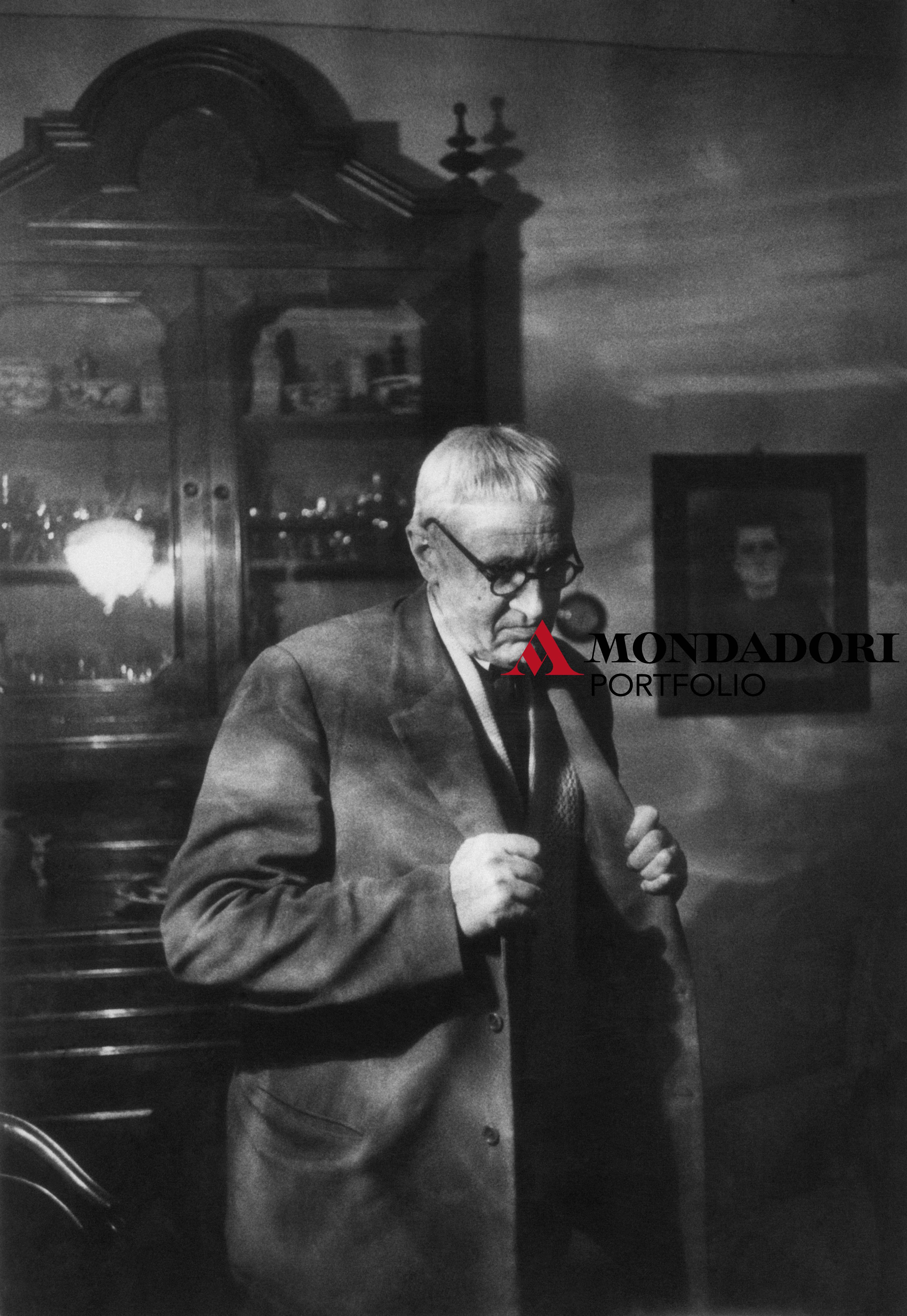 Giorgio Morandi in piedi